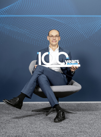 Herr Borho sitzt auf dem Stuhl