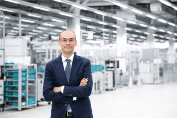 Herr Borho in der Fabrik